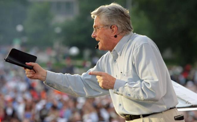 Luis Palau at the Twin Cities Festival in August 2004. Photo by Steve Smith, courtesy of the Luis Palau Association.