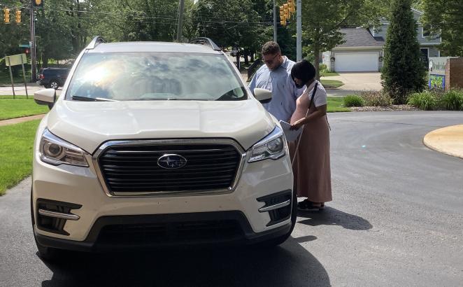 Michigan Church Offers Parking Lot Prayer