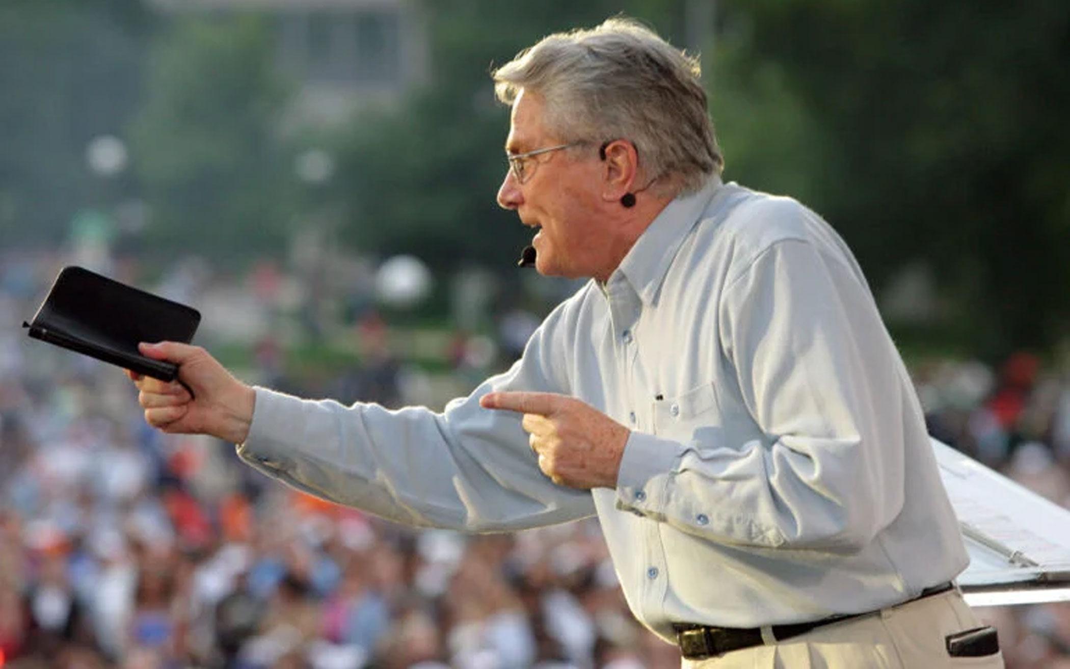 Luis Palau at the Twin Cities Festival in August 2004. Photo by Steve Smith, courtesy of the Luis Palau Association.